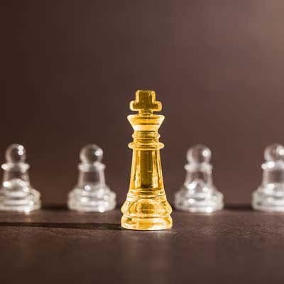 Must-win battles – defining and implementing joint strategies in top management, article by Dr. Anja Henke, business-wissen.de